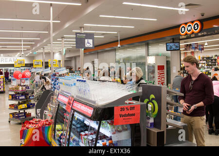 Les gens qui font de l'auto commander au supermarché Woolworths store australien à Bowral Nouvelle Galles du Sud, Australie Banque D'Images