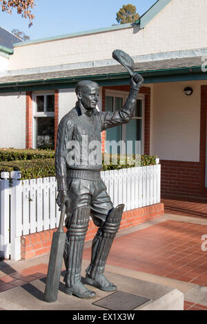 Statue de Sir Donald Bradman , cricketer au musée Bradman à Bowral, New South Wales, Australie Banque D'Images