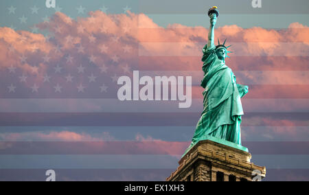 Statue de la liberté sur le drapeau américain contre l'arrière-plan un ciel nuageux au coucher du soleil, New York, USA Banque D'Images