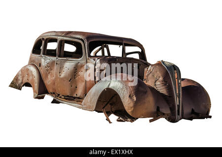 Vieille épave Beetle massacrés avec des mitrailleuses. Isolé sur fond blanc. Banque D'Images