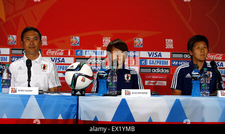 Vancouver, Canada. 4 juillet, 2015. (De G à D) L'entraîneur du Japon Norio Sasaki, Player et le gardien de l'Aya Miyama Ayumi Kaihori assister à la conférence de presse à Vancouver, Canada, 4 juillet 2015, une journée d'avance de la finale entre les États-Unis et le Japon à la 2015 Coupe du Monde féminine de la Fifa. Credit : Ding Xu/Xinhua/Alamy Live News Banque D'Images