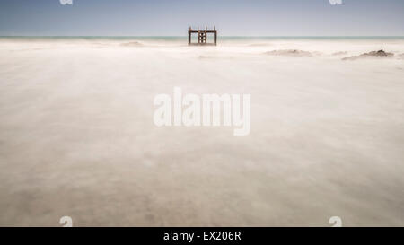 Large plage de vagues en douceur Banque D'Images