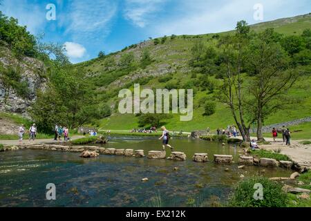 Les touristes à pied à travers le tremplin en Dovedale. Banque D'Images