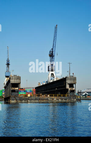 Cale sèche flottante vide, maritime Services de réparation dans le port de Durban, Afrique du Sud Banque D'Images