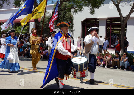 Santa Barbara, Californie, USA. 4 juillet, 2015. Un jour de l'indépendance "l'esprit de '76' en bas des marches défilé State Street à Santa Barbara, en Californie. Credit : Lisa Werner/Alamy Live News Banque D'Images