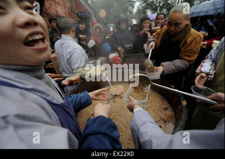 Les gens ont du porridge gratuitement distribué par un temple pendant le Festival de Laba à Chongqing municipalité le 22 janvier 2010. L'Laba Banque D'Images