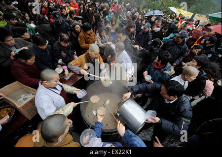 Les gens ont du porridge gratuitement distribué par un temple pendant le Festival de Laba à Chongqing municipalité le 22 janvier 2010. L'Laba Banque D'Images