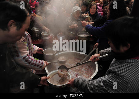 Les gens ont du porridge gratuitement distribué par un temple pendant le Festival de Laba, Wuhan, Hubei Province, 22 janvier 2010. L'Laba F Banque D'Images