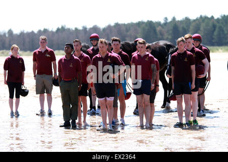 Les gardiens de la vie de la Household Cavalry Regiment sur Holkham Beach . . 03.07.2015 La vie des membres du régiment des Gardes de la Household Cavalry observer une minute de silence pour les victimes de la Tunisie des meurtres. Les chevaux et les soldats profitez de la pause de fonctions officielles, mais continuera de s'entraîner dans un camp à Norfolk. © Paul Marriott Photography Banque D'Images