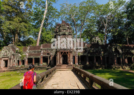 Femme sur l'entrée du temple Preah Khan à Angkor, Cambodge complexe. Banque D'Images