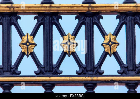 Détail de porte d'entrée de Buckingham Palace Banque D'Images