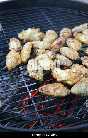 Ailes de poulet cuisson sur barbecue Banque D'Images