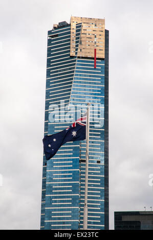 L'Eureka Tower, plus haut édifice de Melbourne, avec un drapeau australien Banque D'Images