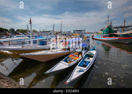 Bateaux au port de Paotere à Ujung Tanah, Makassar, Sulawesi du Sud, Indonésie. Banque D'Images