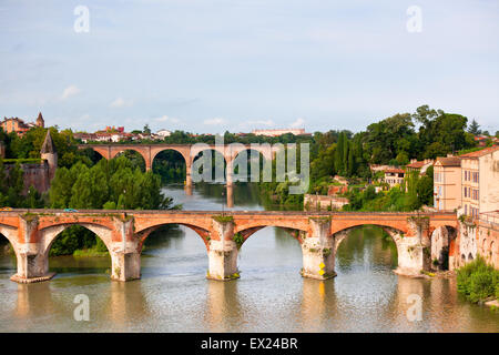 Vue sur le pont d'août à Albi, France. Plan horizontal Banque D'Images