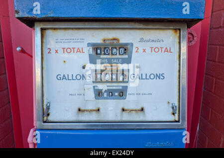 Ancienne pompe à essence désaffectée, va être un carburant essence du passé Banque D'Images