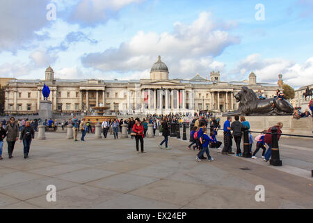 Les touristes visiter Trafalgar Square, 17 octobre 2014 à Londres. Banque D'Images