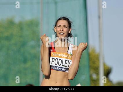 Birmingham, UK. 4 juillet, 2015. Isobel Pooley célèbre son nouveau record. Championnats d'athlétisme britannique. Alexander Stadium, Perry Barr, Birmingham, Angleterre. UK. 04/07/2015. Credit : Sport en images/Alamy Live News Banque D'Images