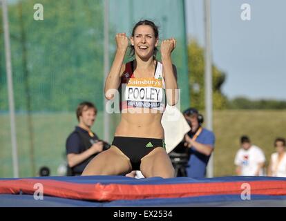 Birmingham, UK. 4 juillet, 2015. Isobel Pooley célèbre son nouveau record. Championnats d'athlétisme britannique. Alexander Stadium, Perry Barr, Birmingham, Angleterre. UK. 04/07/2015. Credit : Sport en images/Alamy Live News Banque D'Images