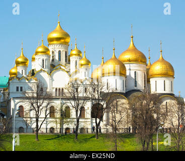 Moscou, Russie - le 20 avril 2014 : cathédrales orthodoxes à l'intérieur de la forteresse du Kremlin de Moscou. Banque D'Images