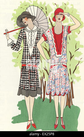Les femmes en robes d'après-midi de crêpe de chine imprimé, 1920. Lithographie à pochoir (stencil) du magazine de mode luxe Beaute la goutte d'Art, 2200, Paris, avril 1926. Banque D'Images