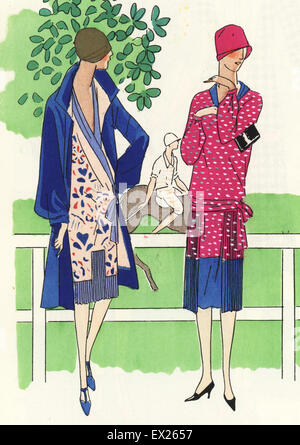 Les femmes en robes d'après-midi à un match de polo, années 20. Dans un costume de mousseline, et l'autre en crêpe de chine imprimé. Lithographie à pochoir (stencil) du magazine de mode luxe Beaute la goutte d'Art, 2200, Paris, avril 1926. Banque D'Images
