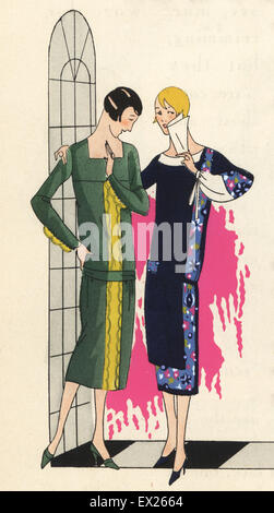 Femme en robe de laine vert et orange, et la femme en robe bleu marine rep avec crêpe de chine imprimé de bord. Lithographie à pochoir (stencil) handcolor du magazine de mode de luxe, la goutte d'Art, Beaute, Paris, 1925. Banque D'Images