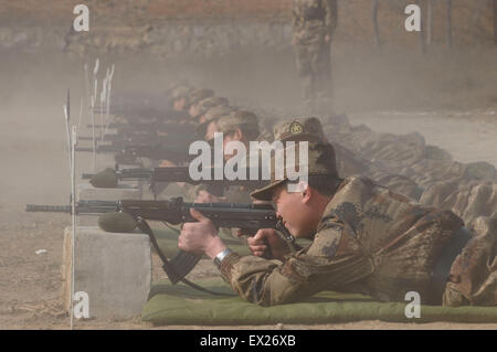 Recrute de l'Armée populaire de libération (PLA) participer à une formation tirer sur une base militaire à Changzhi, province du Shanxi, Febr Banque D'Images