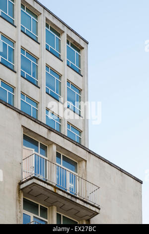 Peter House, immeuble de bureaux de l'après-guerre à Manchester conçu par Amsell & Bailey, 1958, montrant des fenêtres et un balcon. Banque D'Images