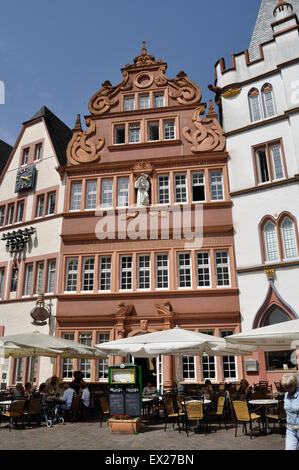 Bâtiments de la place du marché de Trèves en Allemagne, aujourd'hui utilisé comme restaurants. Banque D'Images