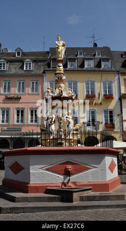 La fontaine de la Marktplatz à Trèves, Allemagne, conçu en 1595 par Hans Ruprecht Hoffmann. Banque D'Images