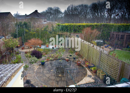 Une puissante tempête de grêle tombe sur un jardin arrière en Cossington, Somerset, England, UK Banque D'Images