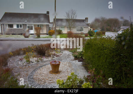 Une grêle puissant vu à travers une fenêtre dans la pluie Cossington, Somerset, England, UK Banque D'Images