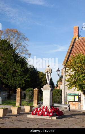 Le monument aux morts entouré de coquelicots dans la place du marché, Glastonbury, Somerset, England, UK Banque D'Images