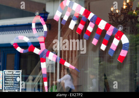 Westhoughton, Lancashire, Royaume-Uni. 4 juillet, 2015. Bombardement de fils de Festival. WCN groupe, Rainbow Crafts, il est porté à Westhoughton dans un festival de couleur, de communauté et de divertissement. En obtenant les jeunes et vieux, hommes et femmes, qualifiés et novices needlers impliqués dans le crochet, le tricot ou le tissage des carrés, longues bandes ou couvertures pour produire un impressionnant décor de rue et installations inhabituelles, le centre-ville pour quelques jours est inondé de couleur. Credit : Cernan Elias/Alamy Live News Banque D'Images
