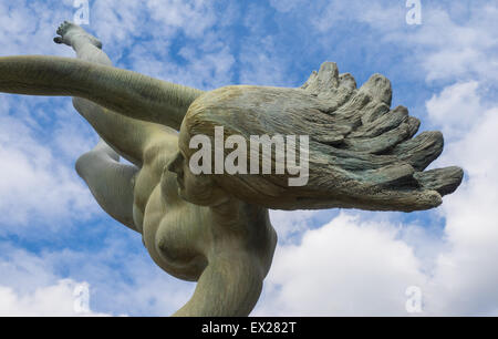 Fille avec une statue de dauphin près de Tower Bridge, Londres, Angleterre Banque D'Images