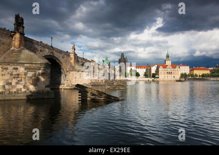 Vue depuis le Pont Charles sur Kampa à Prague avant de forte tempête Banque D'Images