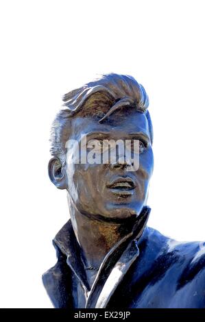 Statue de la pop star Billy Fury à Pier Head, Liverpool, Merseyside, England, UK, Europe de l'Ouest. Banque D'Images