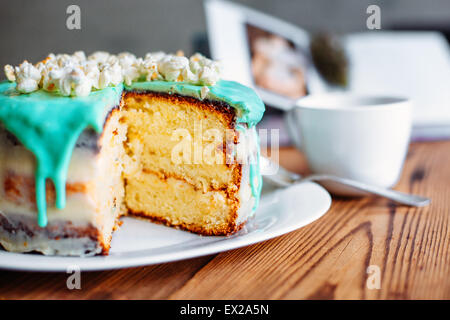 Herbes de thé avec gâteau et réservez turquoise popcorn Banque D'Images