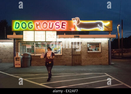 Le Dog House en néon sur Central Avenue (Route 66) à Albuquerque, Nouveau Mexique Banque D'Images