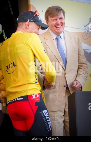 Utrecht, Pays-Bas. Le 04 juillet, 2015. BMC Racing Team rider Rohan Dennis (L) de l'Australie est d'être félicité par le roi néerlandais Willem-Alexander sur le podium après avoir remporté le maillot jaune de leader du classement général lors de la première étape de la 102e édition du Tour de France cycliste à Utrecht, Pays-Bas, 04 juillet 2015. Photo : Patrick van Katwijk/ POINT DE VUE - PAS DE FIL - SERVICE/dpa/Alamy Live News Banque D'Images