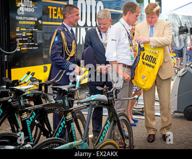 Utrecht, Pays-Bas. Le 04 juillet, 2015. Roi néerlandais Willem-Alexander (R) reçoit un formulaire de jersey Richard Plugge (2e R), directeur de l'équipe de l'équipe Lotto NL-Jumbo, à côté de la maire Jan van Zanen (retour) avant la 1ère étape de la 102e édition du Tour de France cycliste 2015, une épreuve individuelle sur 13.8km à Utrecht, Pays-Bas, 04 juillet 2015. Photo : Patrick van Katwijk/ POINT DE VUE - PAS DE FIL - SERVICE/dpa/Alamy Live News Banque D'Images