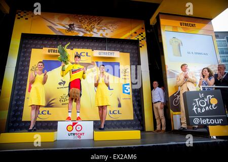 Utrecht, Pays-Bas. Le 04 juillet, 2015. BMC Racing Team rider Rohan Dennis (2L) de l'Australie célèbre sur le podium gagnant le maillot jaune de leader du classement général à côté de roi néerlandais Willem-Alexander (3e R) et le maire d'Utrecht Jan van Zanen (R) lors de la première étape de la 102e édition du Tour de France cycliste à Utrecht, Pays-Bas, 04 juillet 2015. Photo : Patrick van Katwijk/ POINT DE VUE - PAS DE FIL - SERVICE/dpa/Alamy Live News Banque D'Images