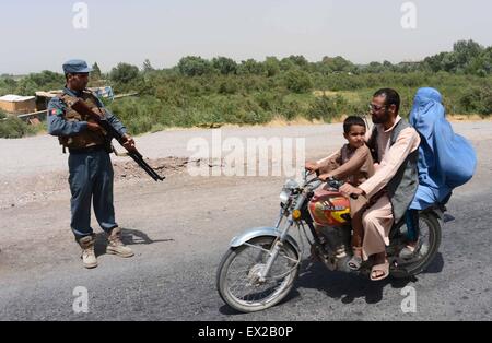 Coeur, en Afghanistan. 5 juillet, 2015. Un policier afghan monte la garde à un poste de contrôle de la police dans la province de Herat, dans l'ouest de l'Afghanistan, le 5 juillet 2015. Au moins 30 policiers afghans ont été tués depuis que des affrontements ont éclaté entre les militants talibans et les forces de sécurité dans le district de Jalrez de l'est de la province de Wardak, les médias locaux ont rapporté vendredi. Credit : Sardar/Xinhua/Alamy Live News Banque D'Images