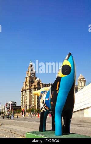 Superlambanana le long du quai de Pier Head avec le Liver Building à l'arrière, Liverpool, Merseyside, England, UK. Banque D'Images