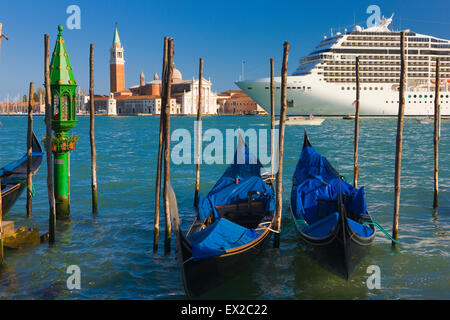 Des gondoles amarrées le long du canal Saint-Marc à Venise avec San Giorgio Maggiore et le Campanile de Saint-Marc au loin, en Italie Banque D'Images