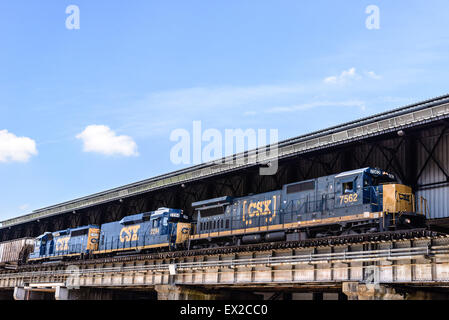 La CSX Train de fret passant de Main Street Station, Richmond, Virginia Banque D'Images