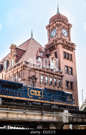 La CSX Train de fret passant de Main Street Station, Richmond, Virginia Banque D'Images