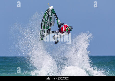 Rider en compétition au tour du monde de l'IFWA 2015 Championnat de Jet Ski, plage de Fistral, Cornwall, UK Banque D'Images