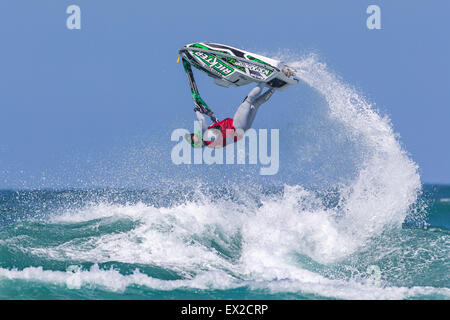 Rider en compétition au tour du monde de l'IFWA 2015 Championnat de Jet Ski, plage de Fistral, Cornwall, UK Banque D'Images